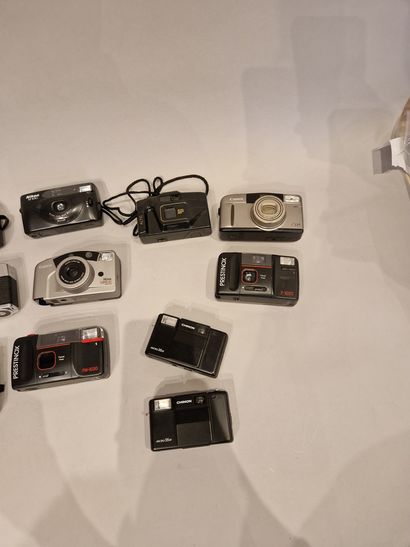 null Ensemble d'une douzaine d'appareils photographiques divers, plusieurs compacts,...