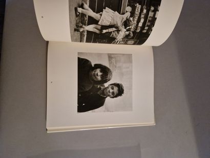 null Ensemble de deux livres photographiques divers : Edouard Boubat, Pauses, Booking...