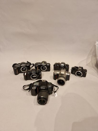 null Ensemble de six boîtiers Nikon divers (EM, F65, F70 ou encore N2000) dont deux...