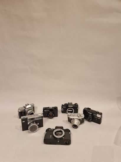 null Ensemble de sept appareils photographiques divers dont Rolleiflex SL35E, Rolleiflex...