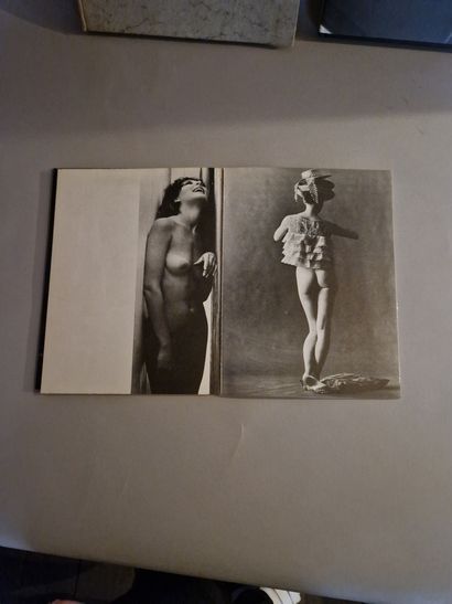 null Ensemble de trois livres photographiques dont deux sur SAM HASKINS : Cinq filles,...