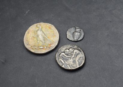 null GRECE
Lot de 3 monnaies d'argent 
ASPENDOS statère aux lutteurs
CORCYRE Triobole
EGYPTE...
