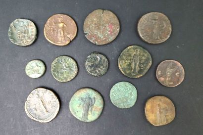 null ROME
Lot de 13 monnaies de bronze 
République = 2 bronzes à la Proue
Empire...