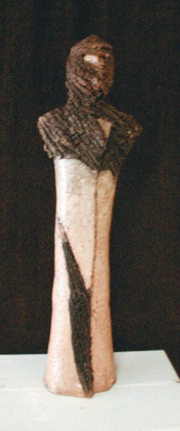 JUGE Marie (Née en 1963) Thouareg Sculpture RAKU. Signé à l'intérieur. 55 cm.