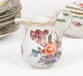 MEISSEN, XIXe siècle Pot à lait vendu en blanc puis surdécoré. Large décor de fleurs...