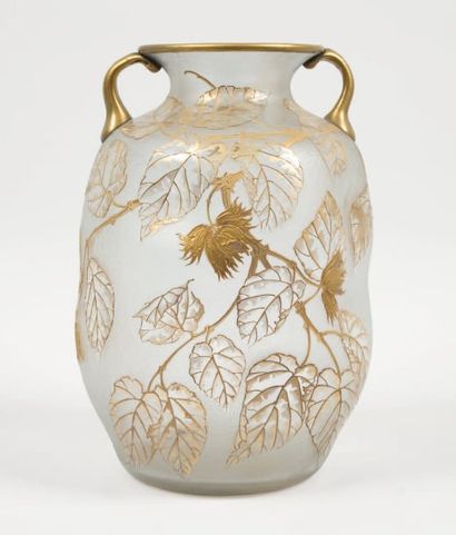 MONTJOYE SAINT-DENIS Important vase de forme ovoïde à corps modelé à chaud. Épreuve...