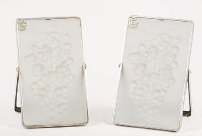 LALIQUE René (1860 - 1945) LALIQUE René (1860 - 1945) Paire de porte-menus Raisin...