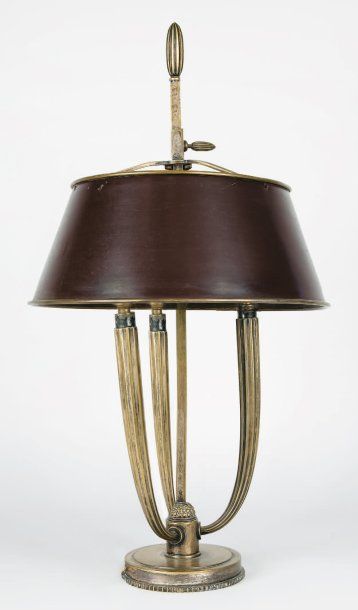 RUHLMANN Jacques-Émile (1879 - 1933) Lampe dite bouillotte. Épreuve en bronze à patine...