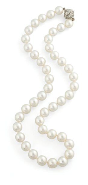 CARTIER Collier formé de 43 perles fines disposées en très légère chute. Fermoir...