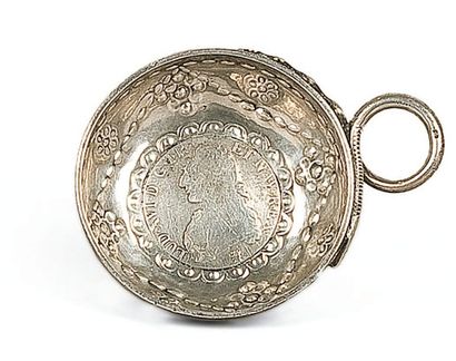 null Coupe, au fond réplique d'un écu de Louis XVI, 1790, Limoges. Décor perles et...