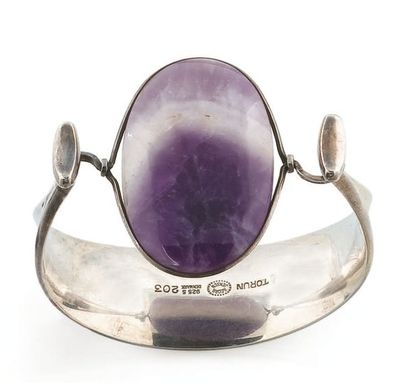 Viviana TORUN (pour Georg JENSEN) Bracelet en argent ouvrant sur le dessus et orné...