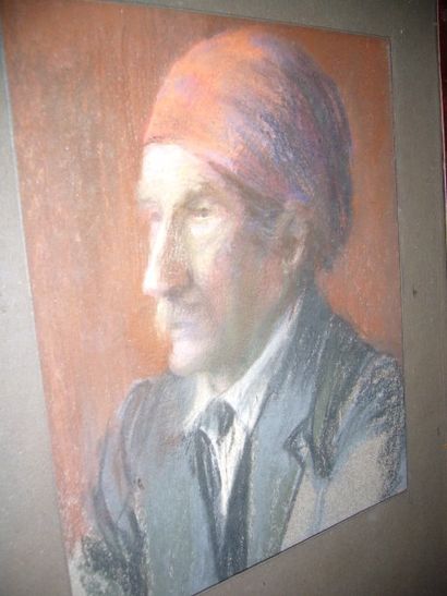Ecole Moderne Homme au turban rouge, pastel sur papier gris, non signé, 29 x 19 cm....
