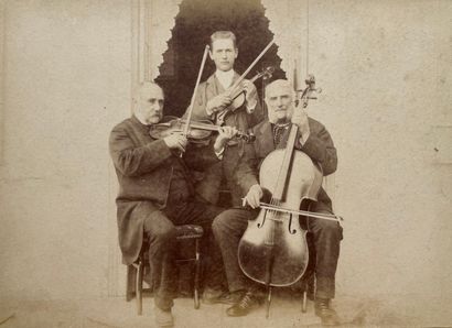 null Auteur non - identifié
Trio de musiciens, violoncelliste et violoniste, c. 1880
Tirage...