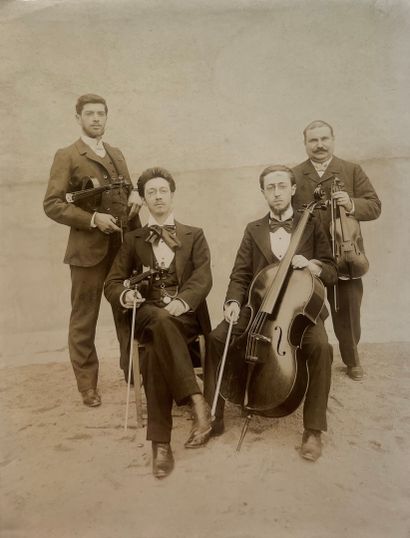 null Auteur non - identifié
Portrait d’un groupe de musiciens, violonistes et violoncellistes,...