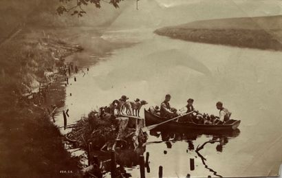 null A . FONCELLE (Actif 1870-1890)
Passage de la rivière, chasseurs et la meute...