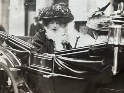 null Sarah Bernhardt
En calèche, c. 1910 
Tirage argentique d’époque, contrecollé...