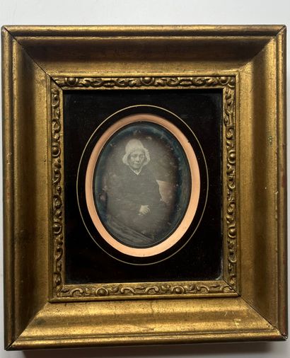 null Daguerréotype
Portrait d’une vieille femme portant un bonnet, c. 1850 
Daguerréotype...