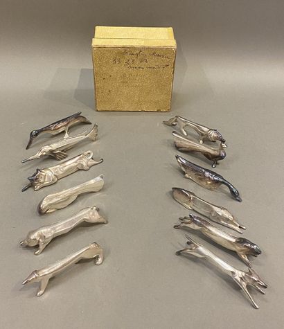  GALLIA
Douze porte-couteaux en métal argenté figurant des animaux aux formes stylisées... Gazette Drouot