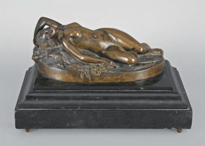 James PRADIER Bacchante renversée Bronze à patine brune, socle en marbre noir, sur...