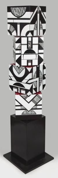 Michel BISBARD Totem Sculpture en bois peint composée de quatre cubes rotatifs. Haut.:...