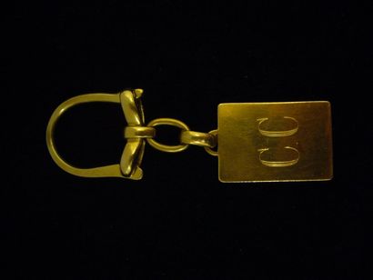 null porte clef, à pendentif rectangulaire chiffré CC et daté "12/12/77". or jaune....