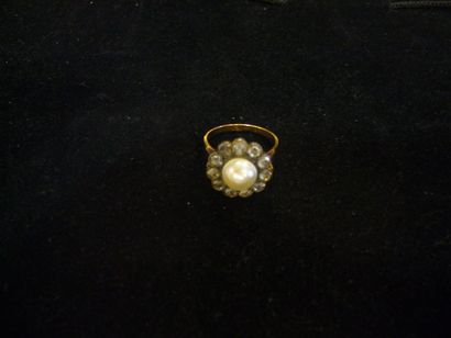null bague "marguerite", ornée au centre d'une perle de culture, Diam: 7,6cm, entouré...