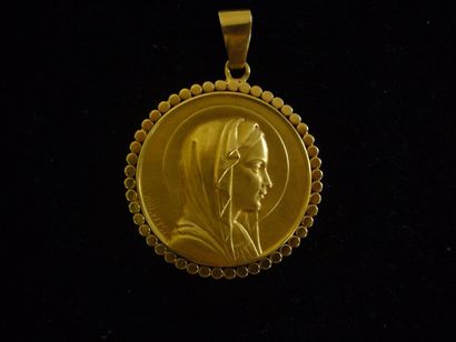 null Médaille en or jaune représentant la Vierge Marie. Poids : 13,2 g