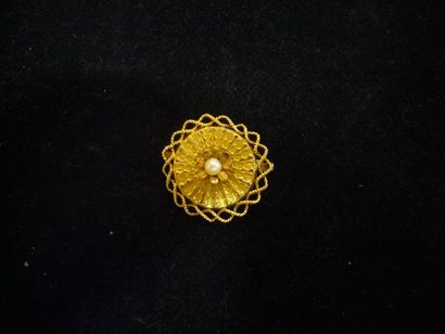 null broche rosace. perle de culture au centre. or jaune. 3,9g.