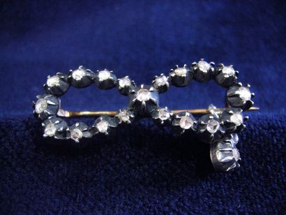 null Broche noeud en argent sertie d'éclats de diamants. Poids brut : 8 g