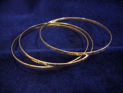 null Trois bracelets rigides en or jaune. Poids : 19,5 g