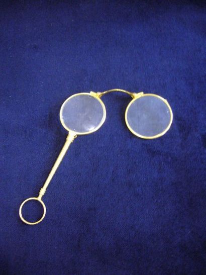 null face à main monture en métal doré égrenures aux verres XIXème siècle