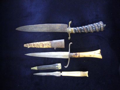 null Trois poignards et dague de chasse XIXème et XVIIIème