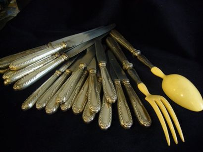 null Ensemble au modelé Louis XVI en métal argenté comprenant : 6 grands couteaux...