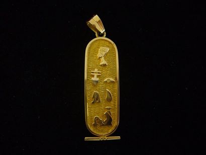null Pendentif en or jaune orné de hiéroglyphes égyptiens. Poids : 8,5 g a charge...