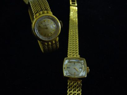 null Deux montres bracelet de dame en or jaune dont une accidentée. Poids brut :...