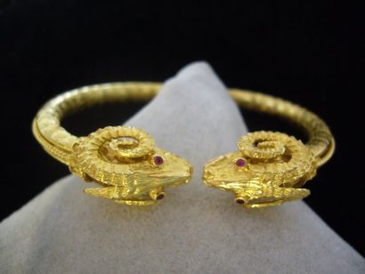 null Bracelet ouvert en or jaune ciselé et orné aux deux extrémités de têtes de bélier....