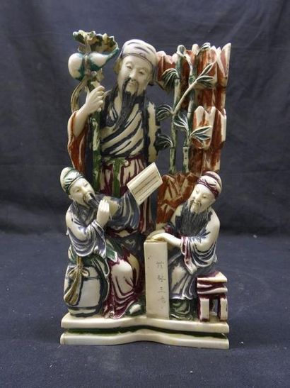ASIE Groupe en ivoire polychrome représentant trois dieux du Tao, l'un debout, tenant...