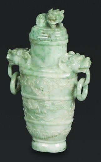 ASIE Petit vase couvert en jadéite veinée de vert. Décor archaïsant stylisé, avec...