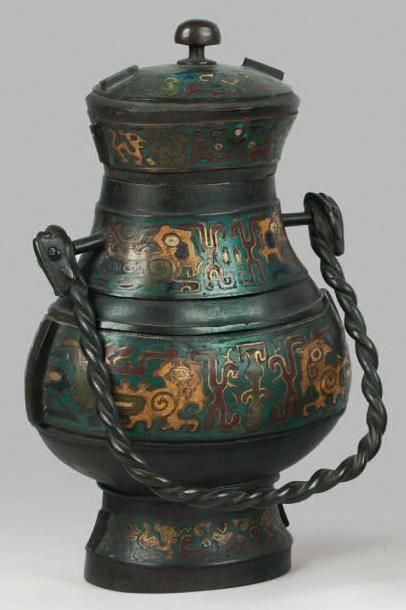 ASIE Vase couvert en bronze et émaux champlevés polychromes, reprenant la forme d'un...