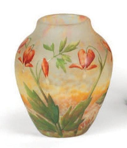 DAUM Vase ovoïde à col galbé plat. Épreuve en verre marmoréen blanc et jaune orangé....