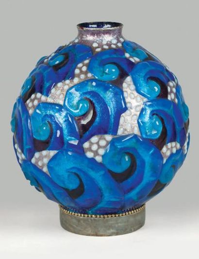 Camille FAURE (1874 -1956) Vase sphérique en cuivre. Décor d'émaux polychromes à...