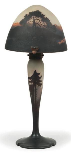 MÜLLER FRÈRES Lampe de table à pied balustre sur piédouche à trois encoches modelées...