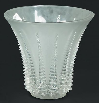 René LALIQUE (1860 -1945) Vase "Front-Romeu" (1936). Épreuve en verre moulé pressé...
