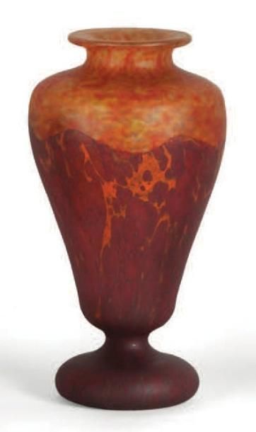 SCHNEIDER Vase balustre sur piédouche et col épaulé. Épreuve en verre marmoréen rouge...