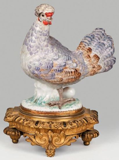 MEISSEN Statuette représentant une poule sur une terrasse ovale, un oeuf à ses pattes,...