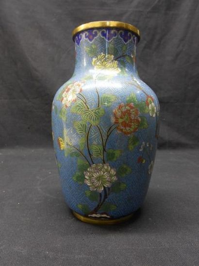 ASIE Vase de forme balustre en émaux cloisonnés polychromes sur fond bleu. Décor...