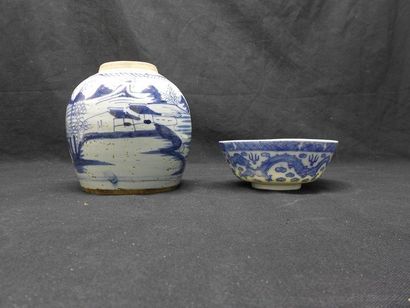 ASIE Lot comprenant: - Un pot en porcelaine bleu et blanc à décor de paysage lacustre....