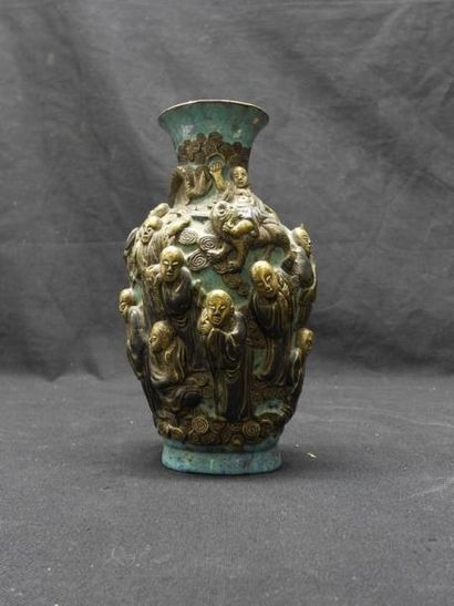 ASIE Vase balustre en porcelaine émaillée. Décor en relief de sages et de dragons....