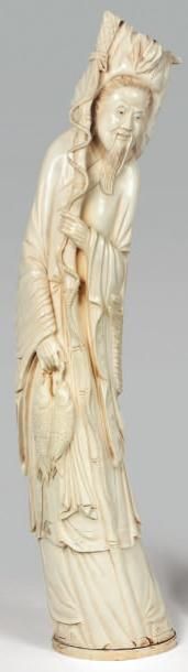 ASIE Sujet en ivoire représentant un dieu du Tao coiffé d'une brande feuille de lotus,...