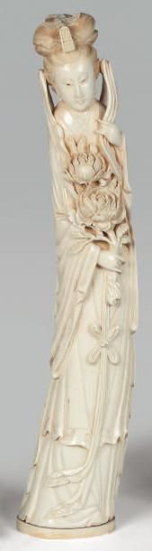 ASIE Sujet en ivoire représentant une déesse du Printemps tenant une branche de roses,...